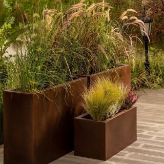 Nově přidáváme velké plastové květináče v barvě Corten... #kvetinace #corten #venkovnikvetinace #garden #homedecor...
