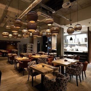 Parádně vypadají kartonová svítidla SFERA například v restauraci... #karton #cardboard #interierovydesign #designlighting...